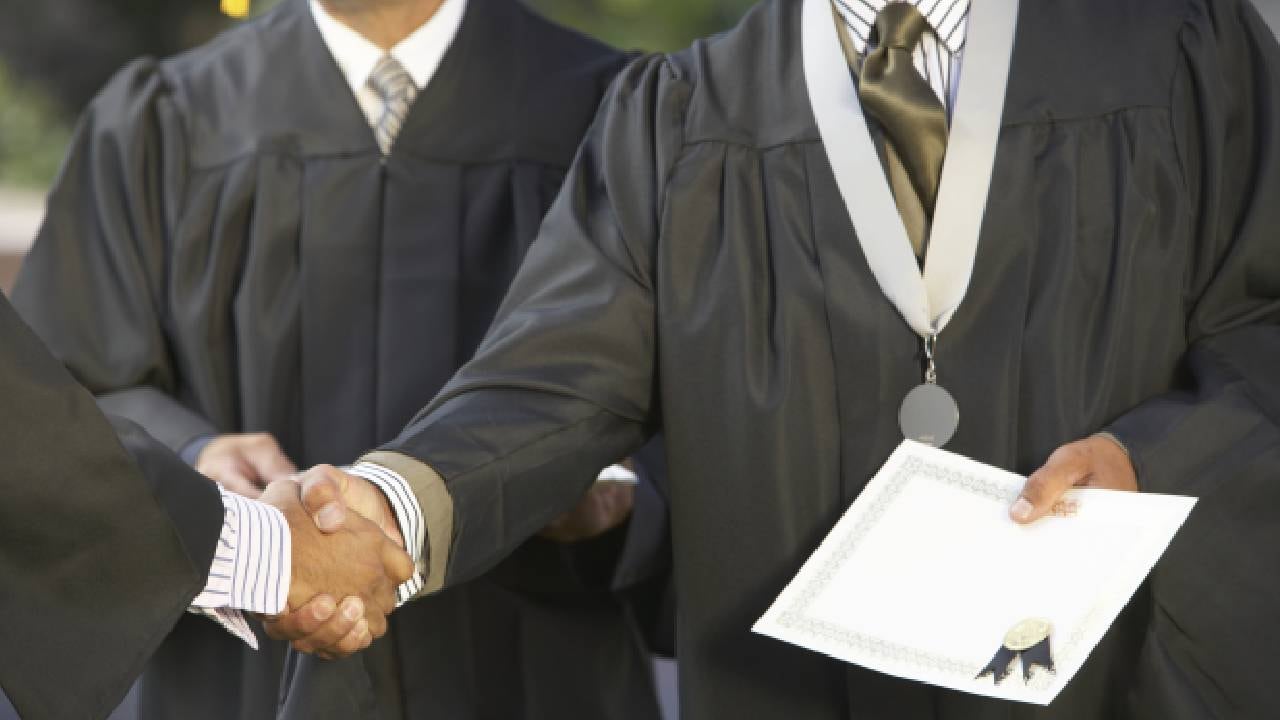 Según el tiktoker, él fue el único de sus compañeros que no aceptó el 'castigo' de la universidad, tras su graduación.