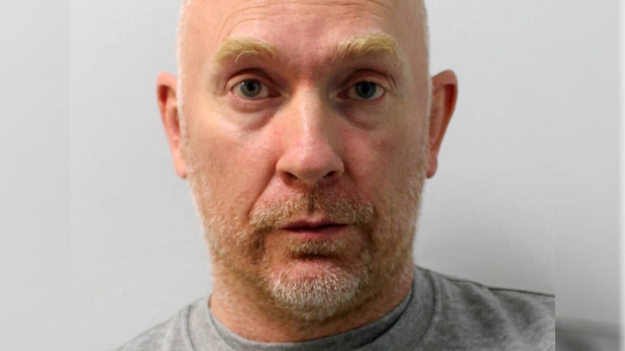 Esta foto de archivo publicada por la Policía Metropolitana el 9 de julio de 2021 muestra al exoficial de Policía británico, Wayne Couzens, encarcelado por el asesinato de Sarah Everard.