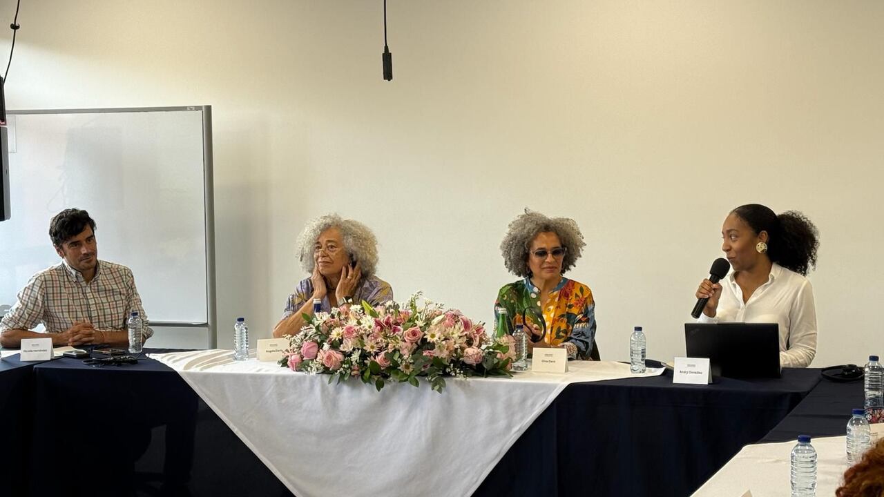 Ángela Davis en conversatorio en Cali.