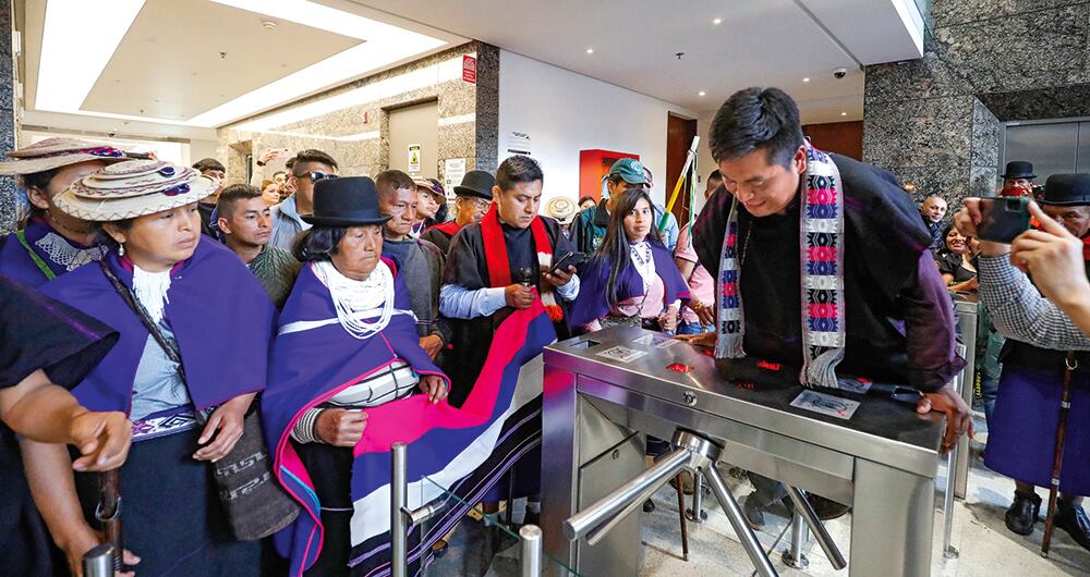 Las personas presentes en el primer piso, se sintieron amedrentadas y atemorizadas por la violenta protesta.