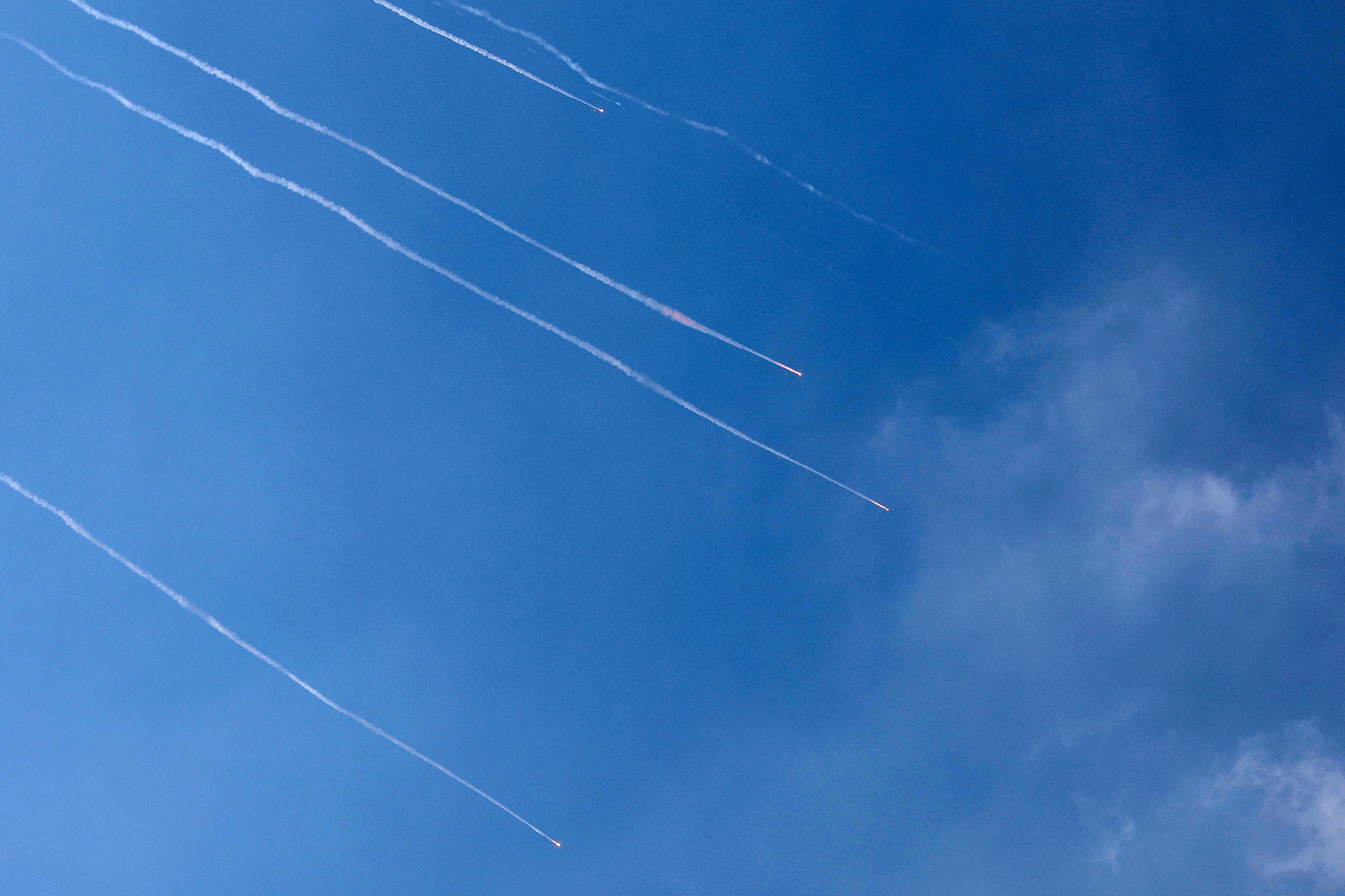 Se observan estelas de cohetes en el cielo sobre la ciudad costera israelí de Netanya, en medio de una nueva andanada de misiles iraníes.