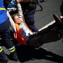 Los gendarmes franceses realizan actividades climáticas después de que los manifestantes detuvieran la carrera durante la décima etapa de la carrera ciclista del Tour de Francia de 148,5 kilómetros (92,3 millas) con inicio en Morzine les Portes du Soleil y final en Megève, Francia, el martes 12 de julio de 2022