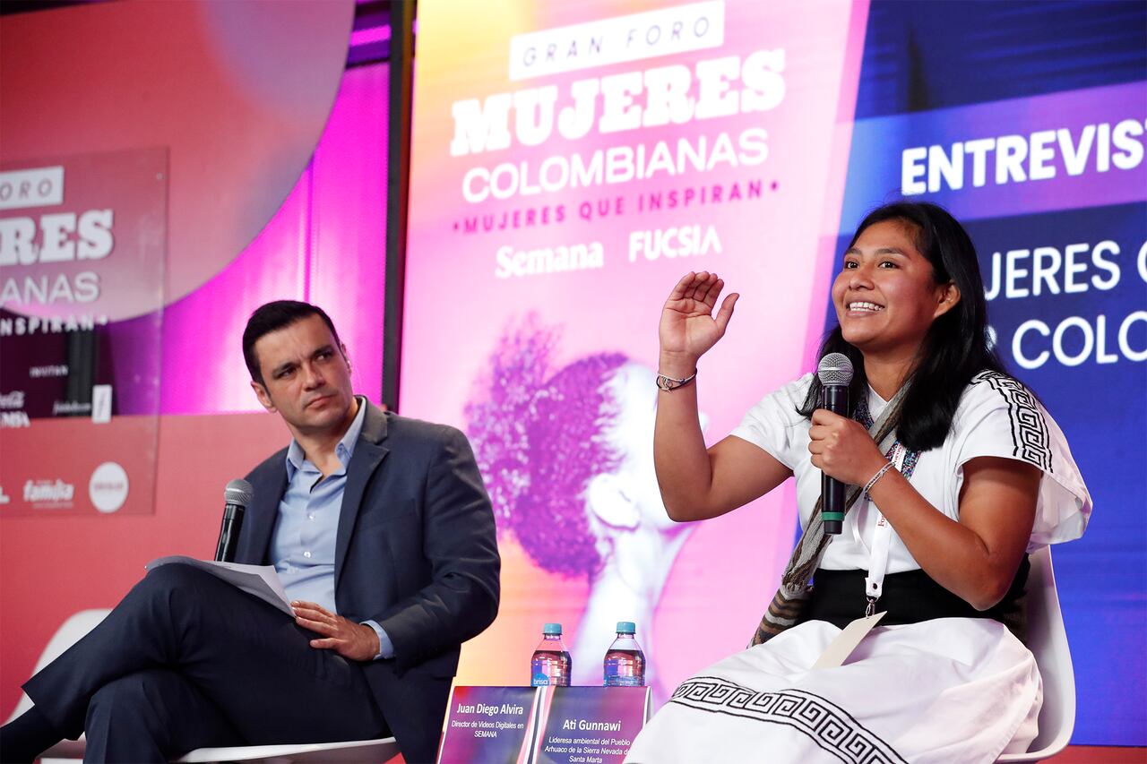 Ati Gunnawi, lideresa ambiental del Pueblo Arhuaco de la Sierra Nevada de Santa Marta y Juan Diego Alvira, Director de Videos Digitales en SEMANA