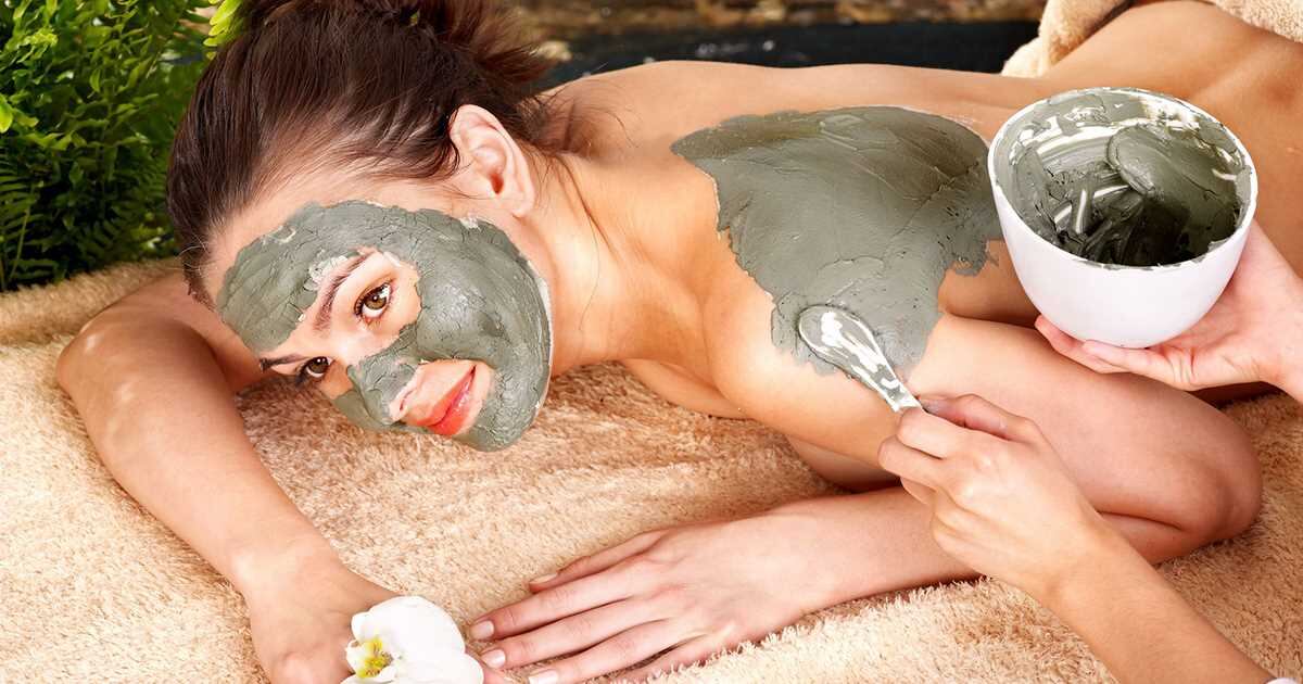 El barro o arcilla, como también se le llama, es ideal para eliminar las células muertas y las bacterias que provocan el acné.