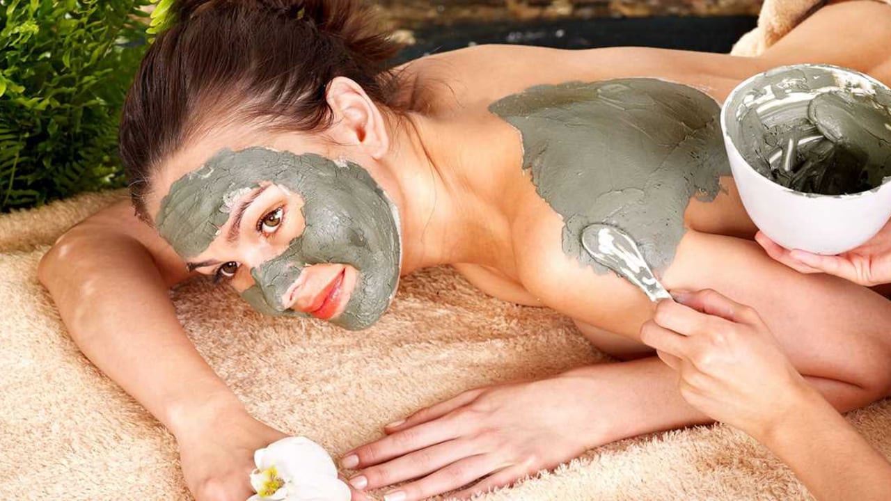 El barro o arcilla, como también se le llama, es ideal para eliminar las células muertas y las bacterias que provocan el acné.
