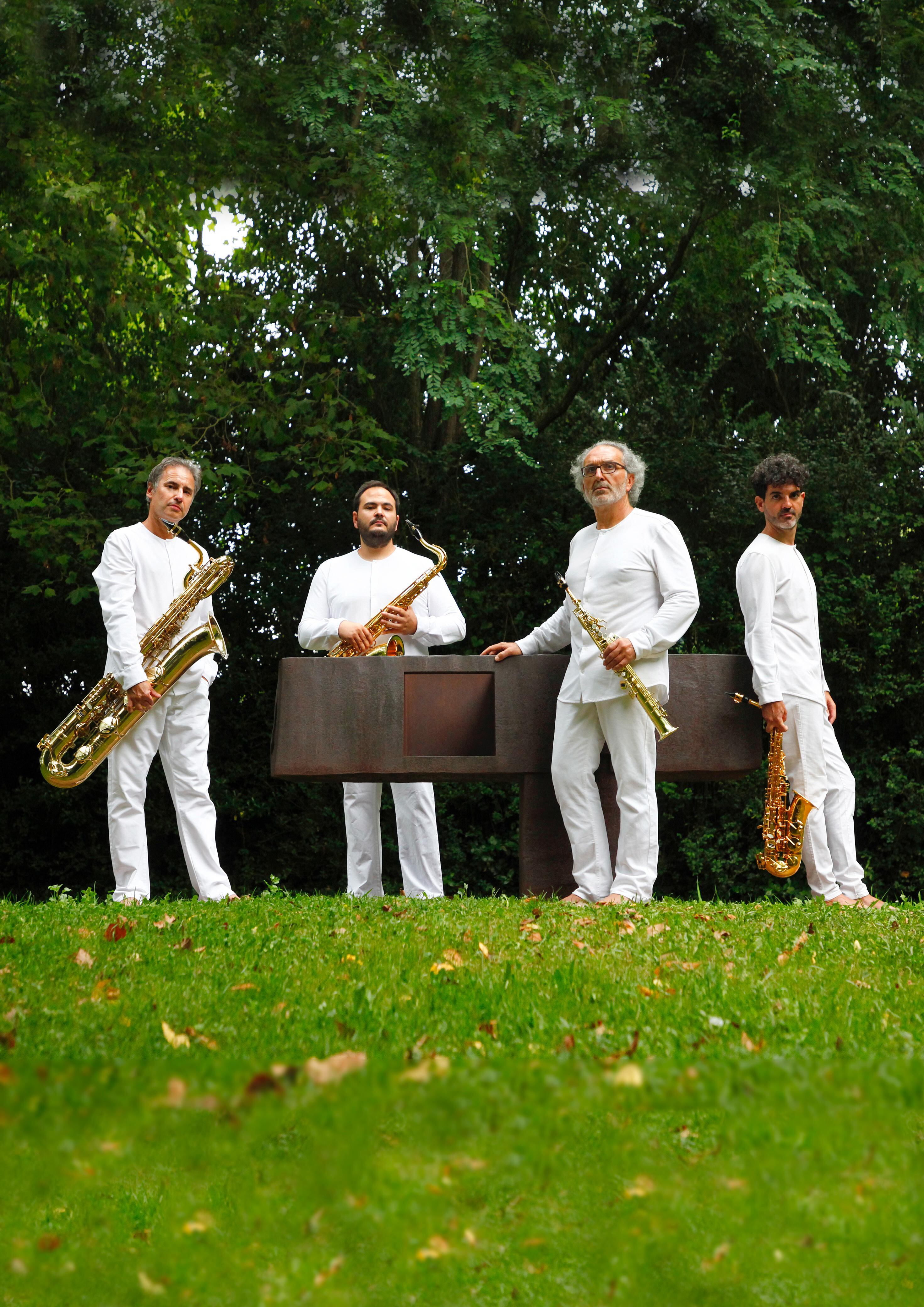 Creado en 2007 e integrado por los solistas Andrés Gomis, Ángel Soria, Alberto Chaves y Josetxo Silguero, es una formación de referencia internacional y un laboratorio de investigación musical al servicio de los compositores contemporáneos.