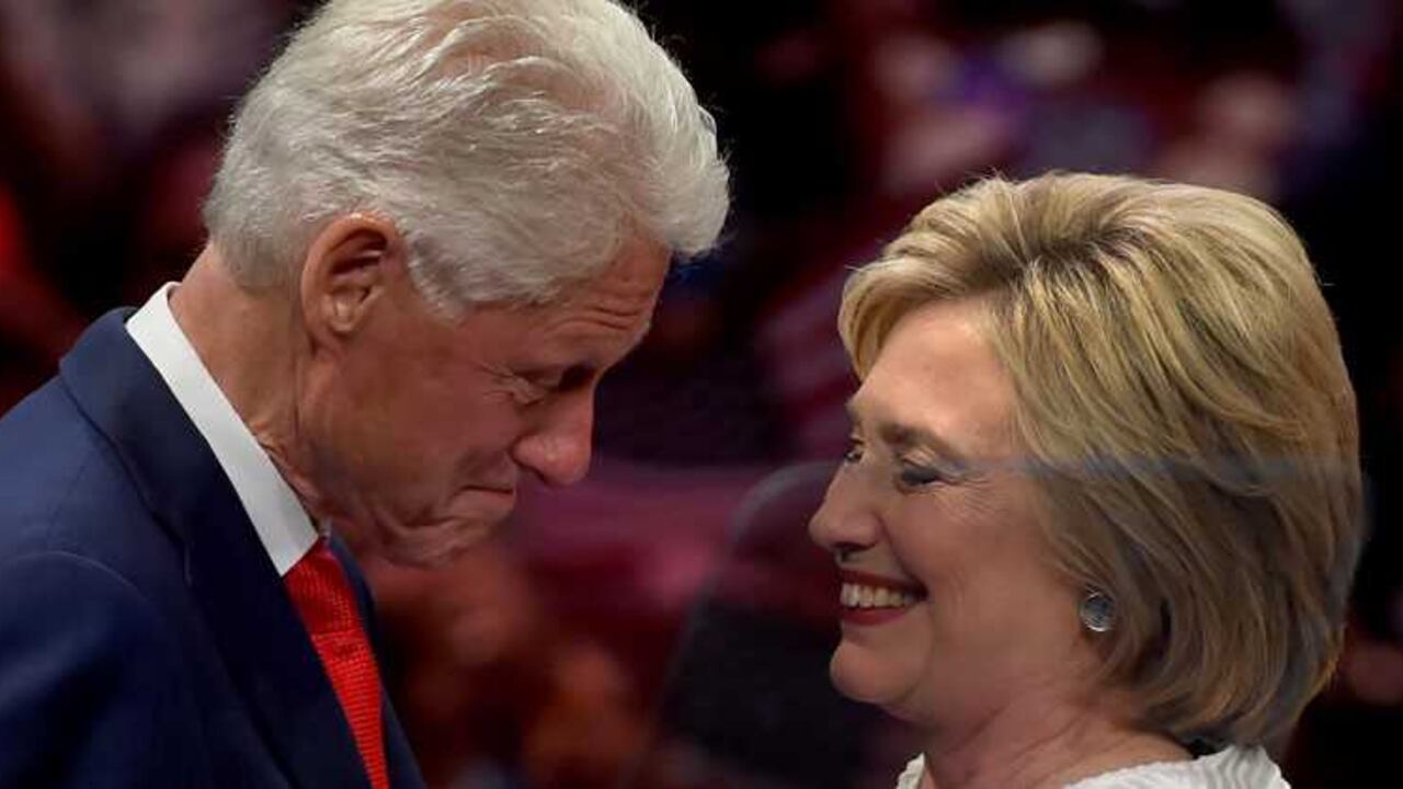 La candidata demócrata Hillary Clinton junto a su esposo Bill Clinton.