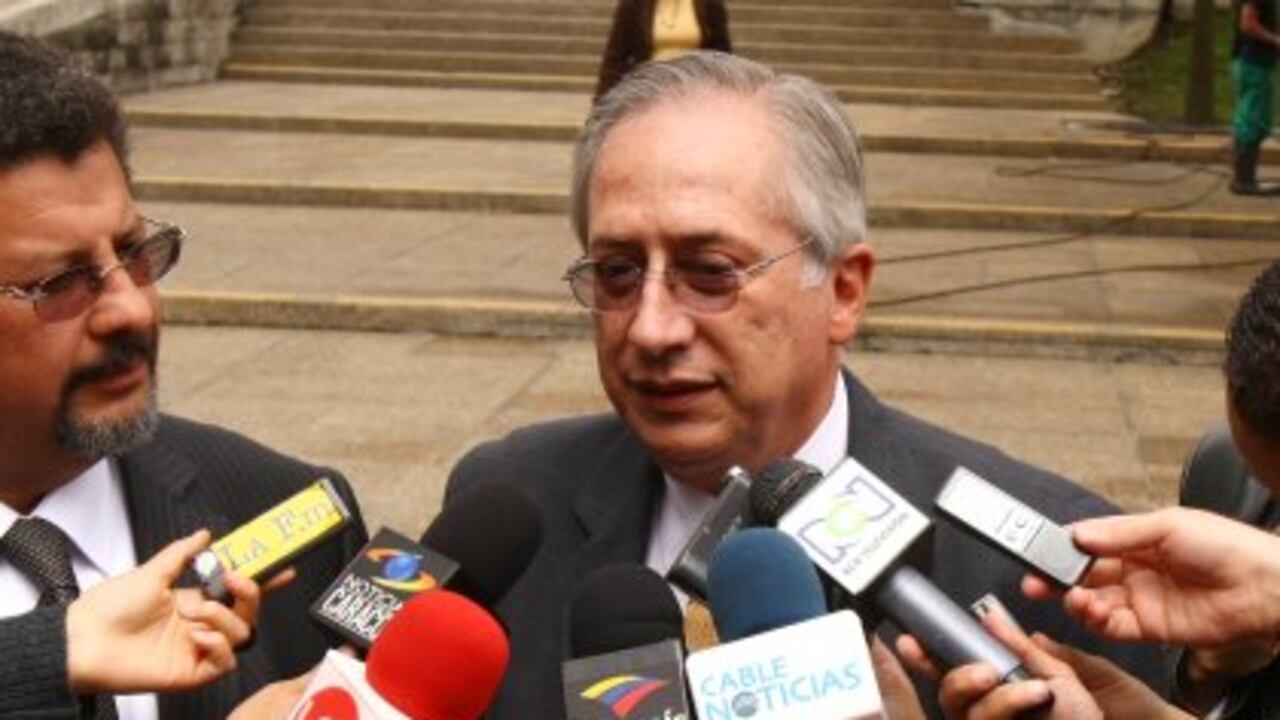 Luis Guillermo Giraldo, vocero de los promotores del referendo reeleccionista, es investigado por la posible violación de los topes de la financiación del referendo reeleccionista.