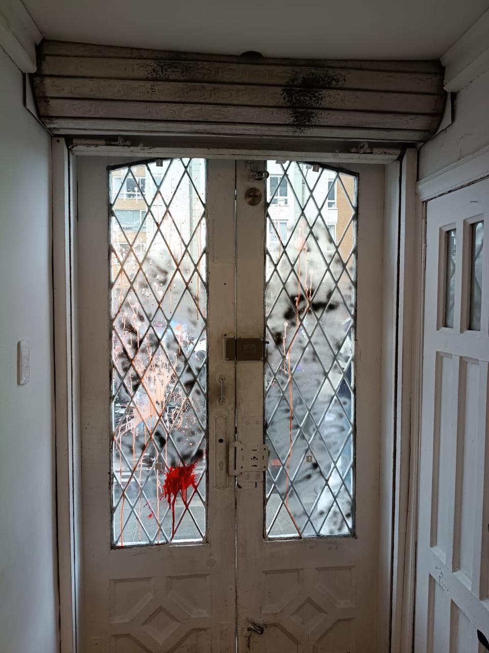 Vandalizan sede de Paloma Valencia.