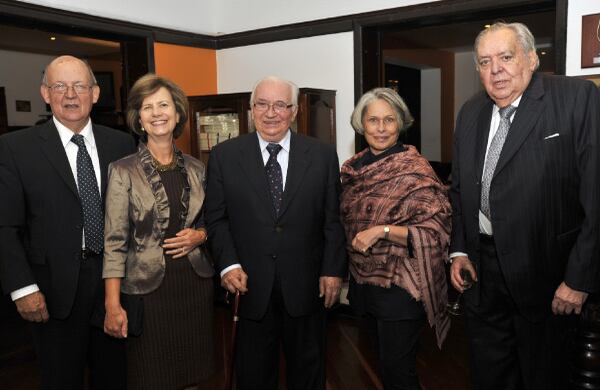 Roberto Junguito, Nohra Pombo de Junguito, Belisario Betancur, Dalita Navarro y Jorge Cárdenas Gutiérrez.