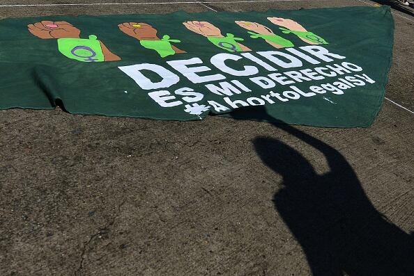 La mayoría de las mujeres juzgadas y castigadas son jóvenes pobres que no tienen acceso a servicios médicos ni pueden costear un viaje al extranjero para someterse a un aborto, ni pagarle a buenos abogados sin son juzgadas. A veces son víctimas de violaciones.