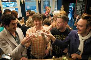 Hombres bebiendo alcohol. Imagen de referencia.