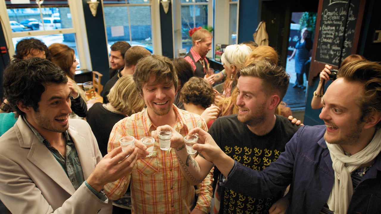 Hombres bebiendo alcohol. Imagen de referencia.