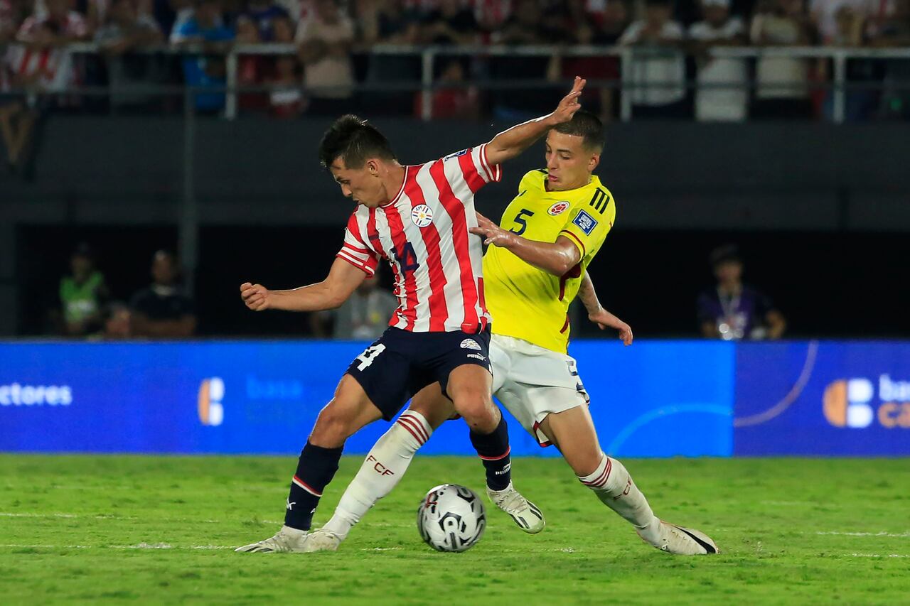 ASUNCION, PARAGUAY - NOVEMBER 21: Kevin Castaño of Colombia and Andres Cubas of Paraguay battle for the ball during a FIFA World Cup 2026 Qualifier match between Paraguay and Colombia at Estadio Defensores del Chaco on November 21, 2023 in Asuncion, Paraguay. (Photo by Christian Alvarenga/Getty Images)