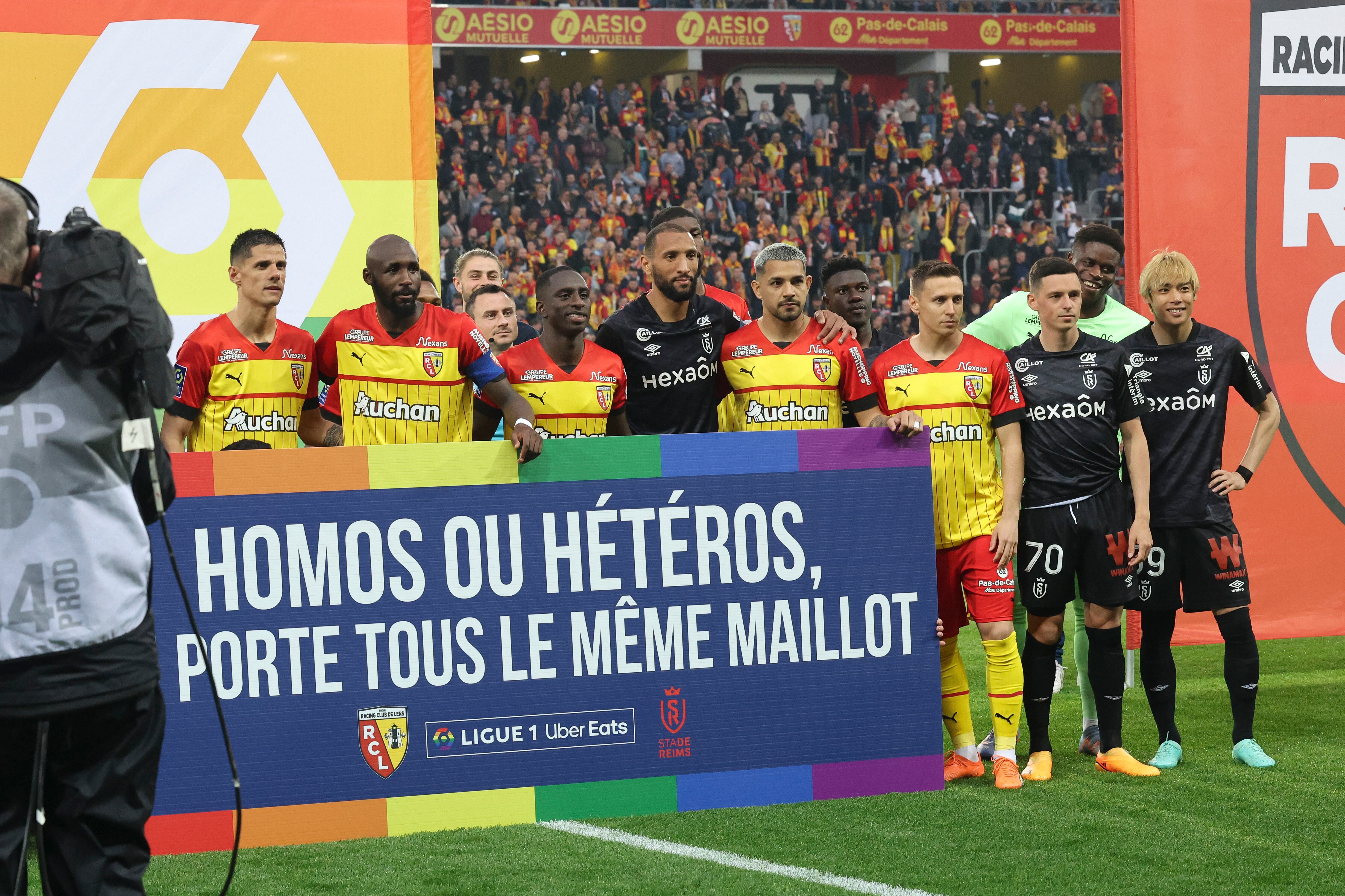 Jugadores del Lens en medio de una campaña contra la homofobia.