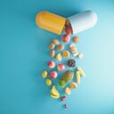 Una cápsula que se abre y que pasa por los alimentos, las frutas. (Render 3d)