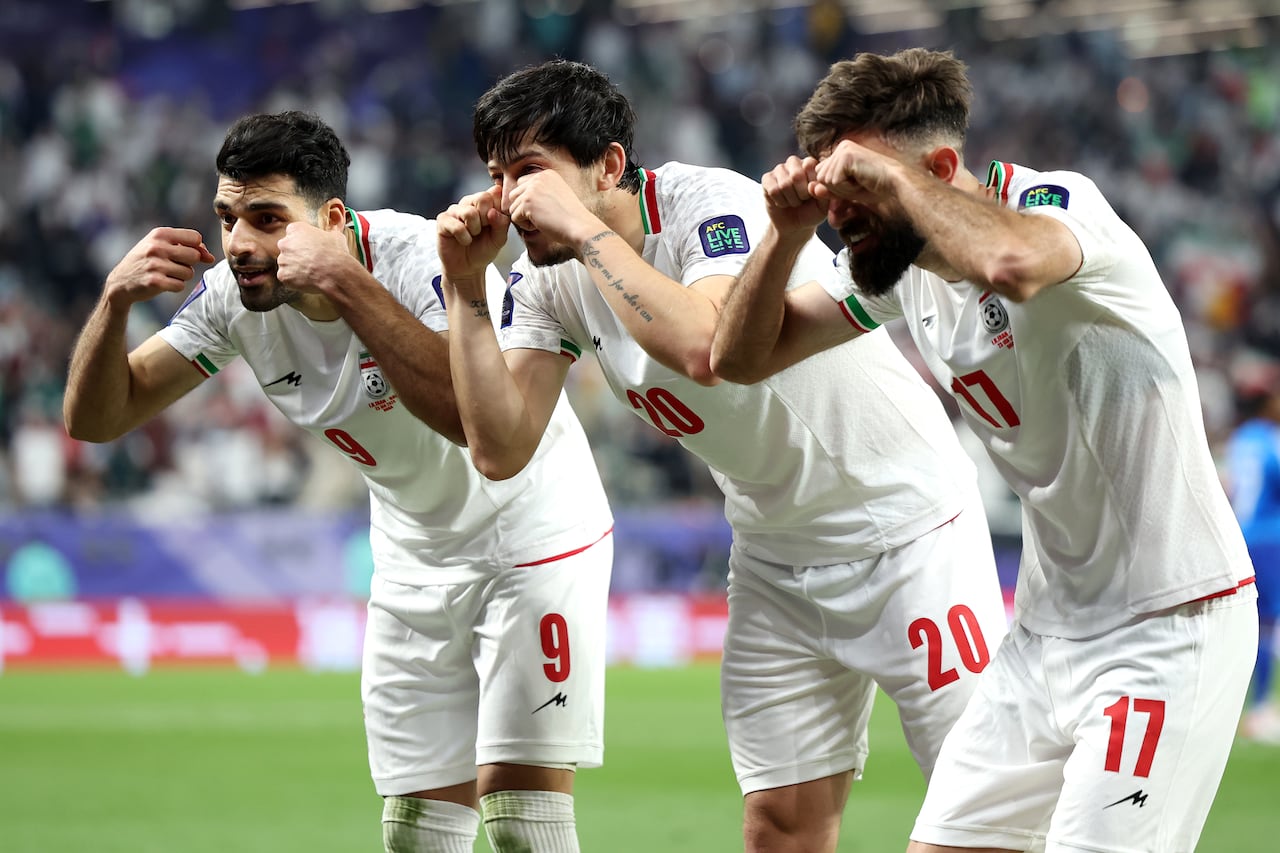 Jugadores de Irán celebran un gol contra Emiratos Árabes en la Copa de Asia.