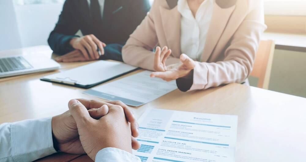 Temas como idiomas, estudios, tiempo cesante y sueldo son los más sensibles a la mentira en la hoja de vida.