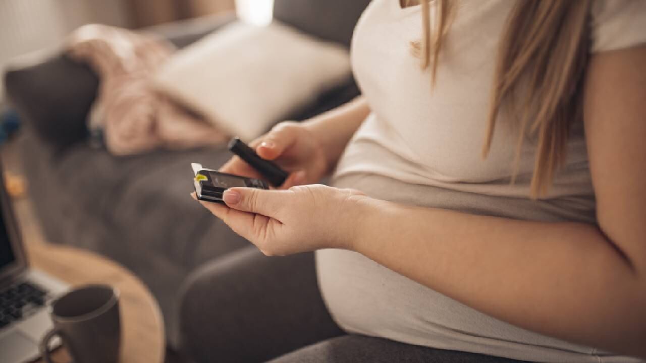 Es importante monitorear los niveles de glucosa en la sangre.