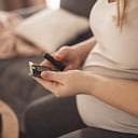 Es importante monitorear los niveles de glucosa en la sangre.