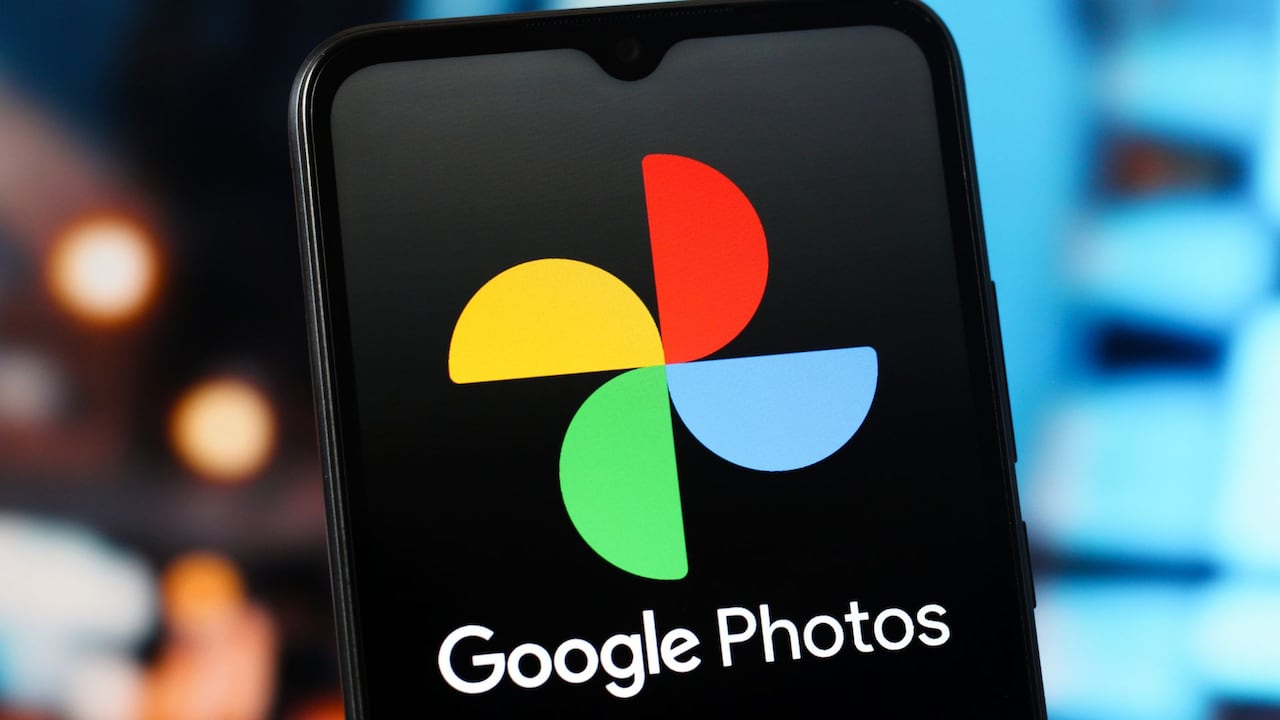 Para quienes no quieran eliminar una imagen, Google Fotos ofrece la opción de archivarla.