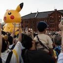 Personas toman fotografías de un inflable de Pikachu, un personaje de la franquicia de medios Pokémon durante el Campeonato Mundial Pokémon 2023 el 11 de agosto de 2023 en Yokohama, Japón. (Foto de Tomohiro Ohsumi/Getty Images)