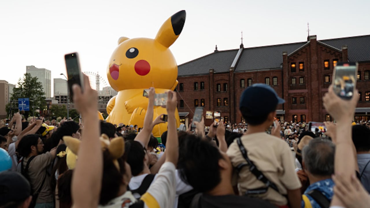 Personas toman fotografías de un inflable de Pikachu, un personaje de la franquicia de medios Pokémon durante el Campeonato Mundial Pokémon 2023 el 11 de agosto de 2023 en Yokohama, Japón. (Foto de Tomohiro Ohsumi/Getty Images)