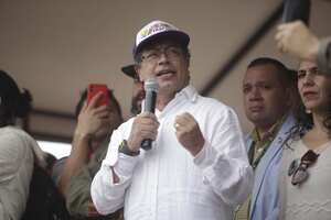 Gustavo Petro habla frente a miles de personas en la plaza principal de Soacha, haciendo enfasis en que en este lugar asesinaron a Galan.
Soacha 18 de marzo de 2018
foto Diana Rey Melo
Revista Semana