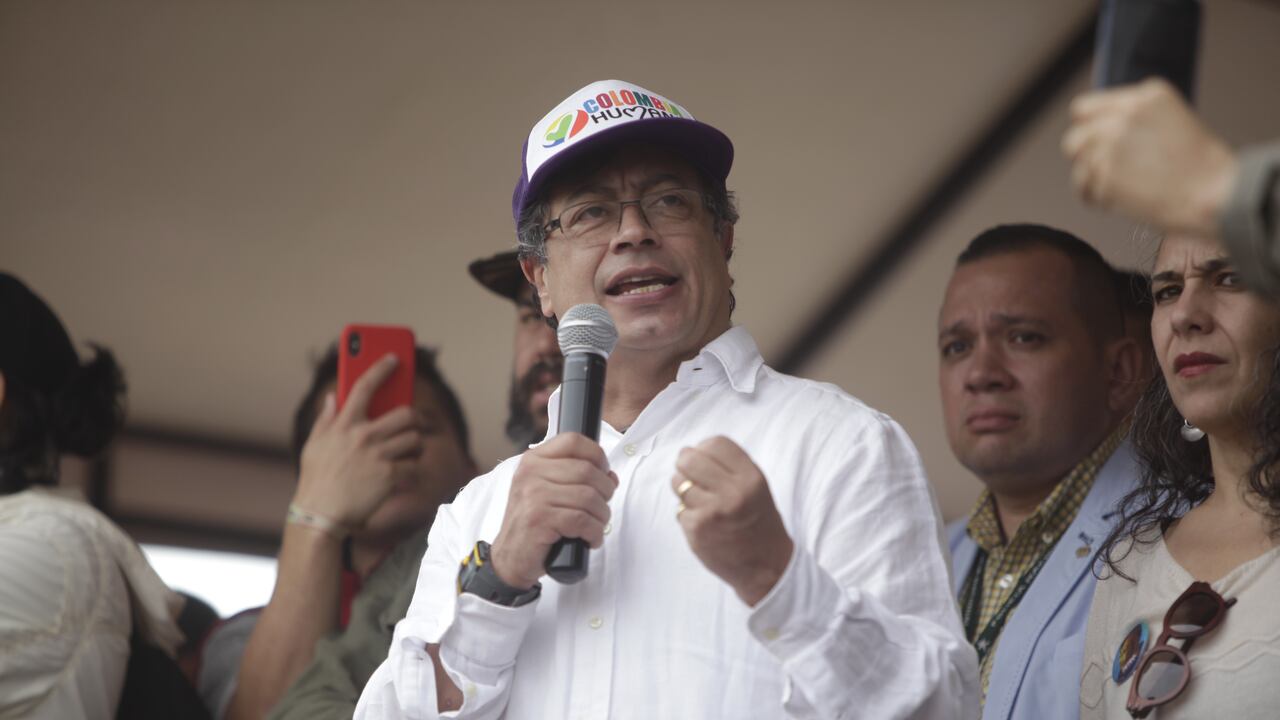 Gustavo Petro habla frente a miles de personas en la plaza principal de Soacha, haciendo enfasis en que en este lugar asesinaron a Galan.
Soacha 18 de marzo de 2018
foto Diana Rey Melo
Revista Semana
