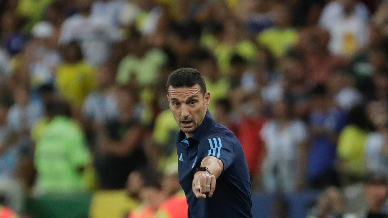 El técnico de Argentina Lionel Scaloni durante el partido contra Brasil en las eliminatorias del Mundial 2026, el martes 21 de noviembre de 2026, en Río de Janeiro. (AP Foto/Bruna Prado)