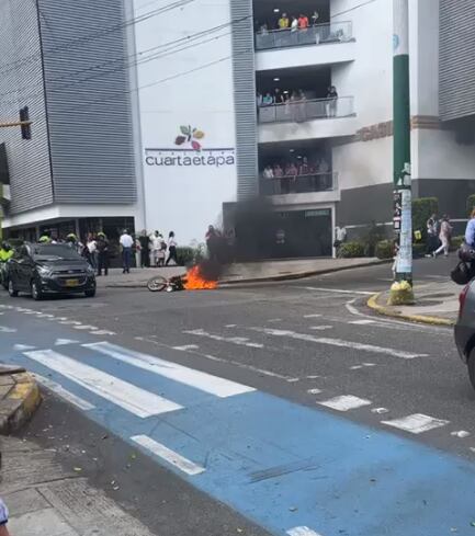 El fuego consumió la motocicleta en su totalidad.