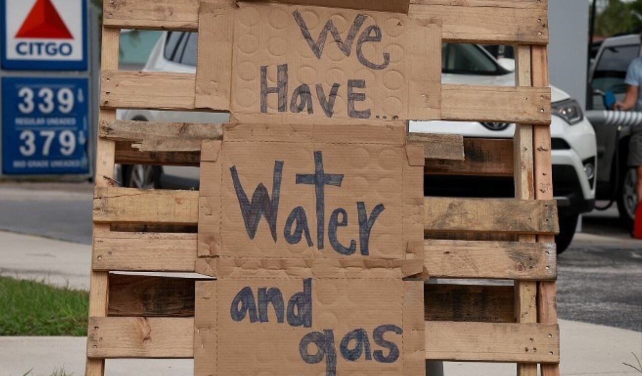Varias estaciones de gasolina del estado de Florida están abasteciendo de gasolina y agua a los residentes que se acerquen a ellas