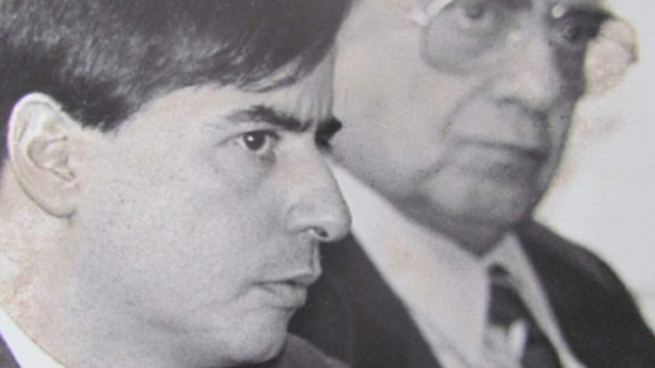 Juan Fernando Cristo y su padre, Jorge, comparten entre otras cosas, la misma vena política y una gran lealtad al Partido Liberal. Aquí aparecen en una reunión en el Palacio de Nariño durante el gobierno Samper.