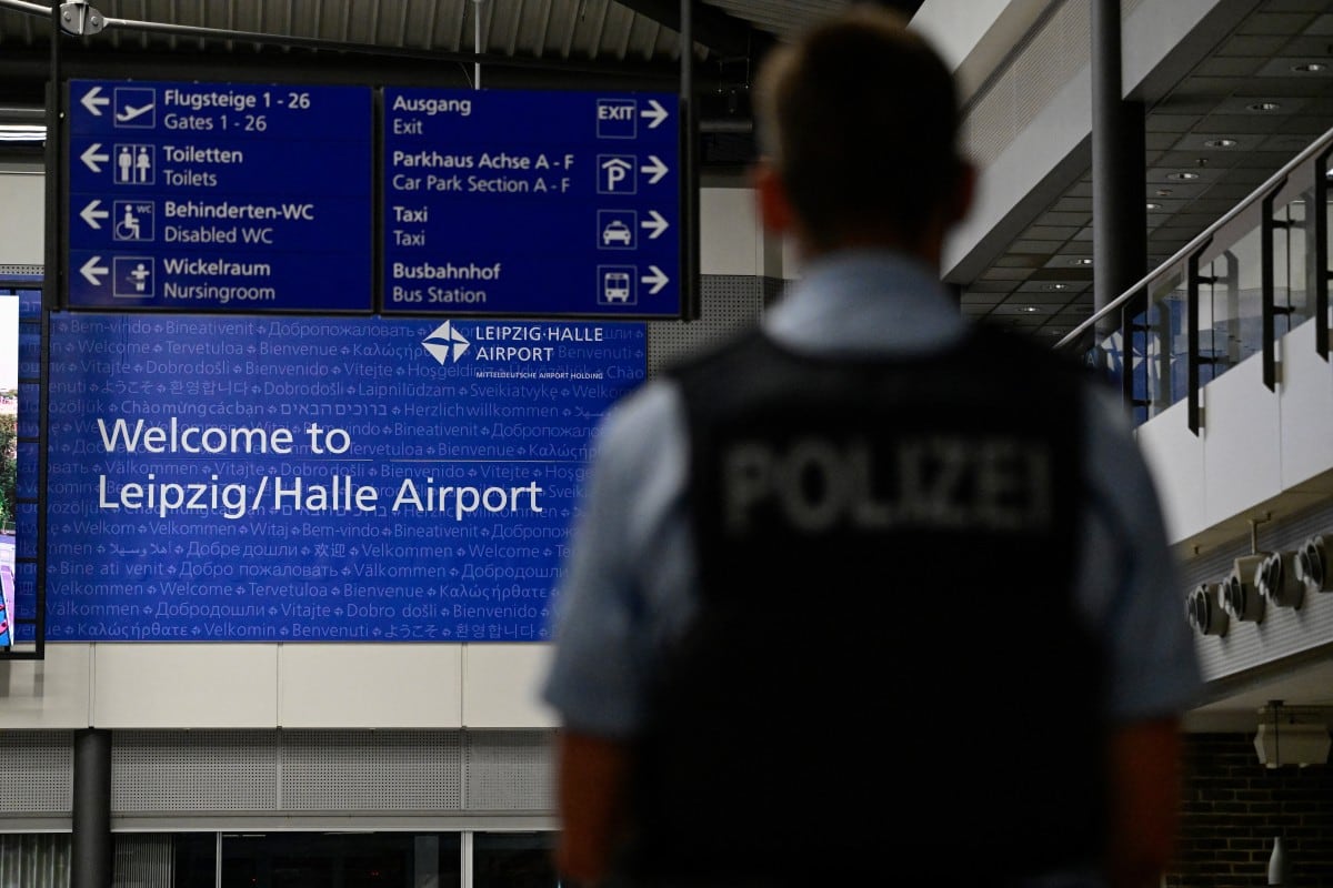Un agente de policía monta guardia en la sala principal del aeropuerto alemán de Leipzig-Halle, en Schkeuditz, al este de Alemania, tras el hallazgo de un dron cargado de explosivos.