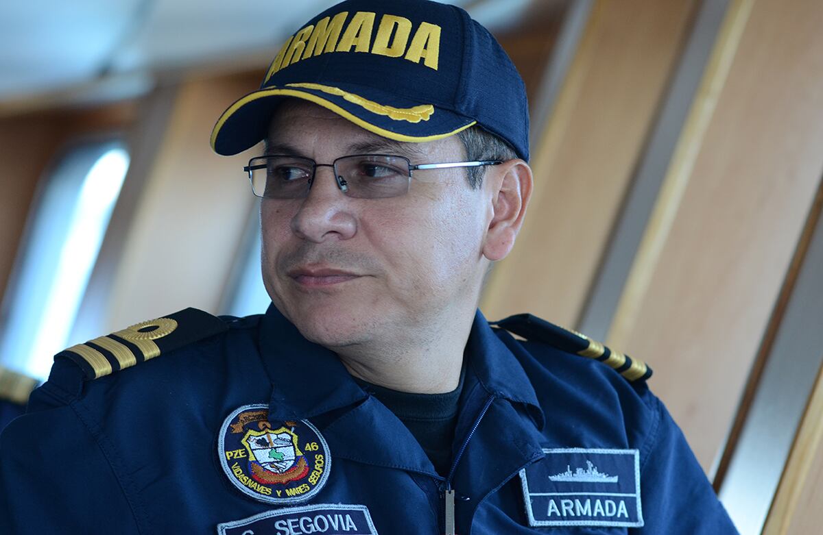 El capitán Camilo Segovia tuvo en sus manos el timón del buque durante más de tres meses y alcanzó a estar 40 días en altamar sin ver un solo trozo de tierra. Foto: Armada Nacional de Colombia