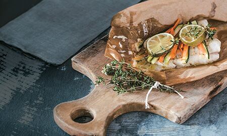 La dieta es un factor fundamental para aportar a la producción de colágeno y son muchos los alimentos que se recomiendan para estimular su producción, como los pescados blancos, los huevos, las verduras de hoja verde, el caldo de huesos, la gelatina, los frutos secos, entre otros. 