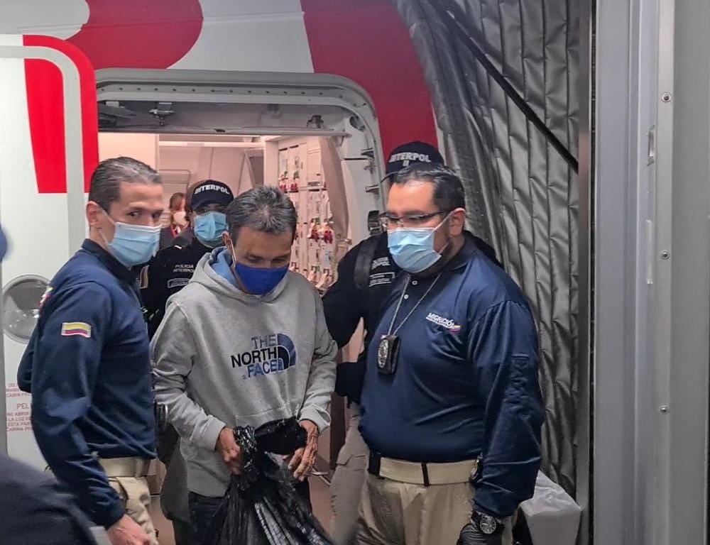 El Zarco, al momento de llegar a Colombia en un vuelo procedente de Madrid.