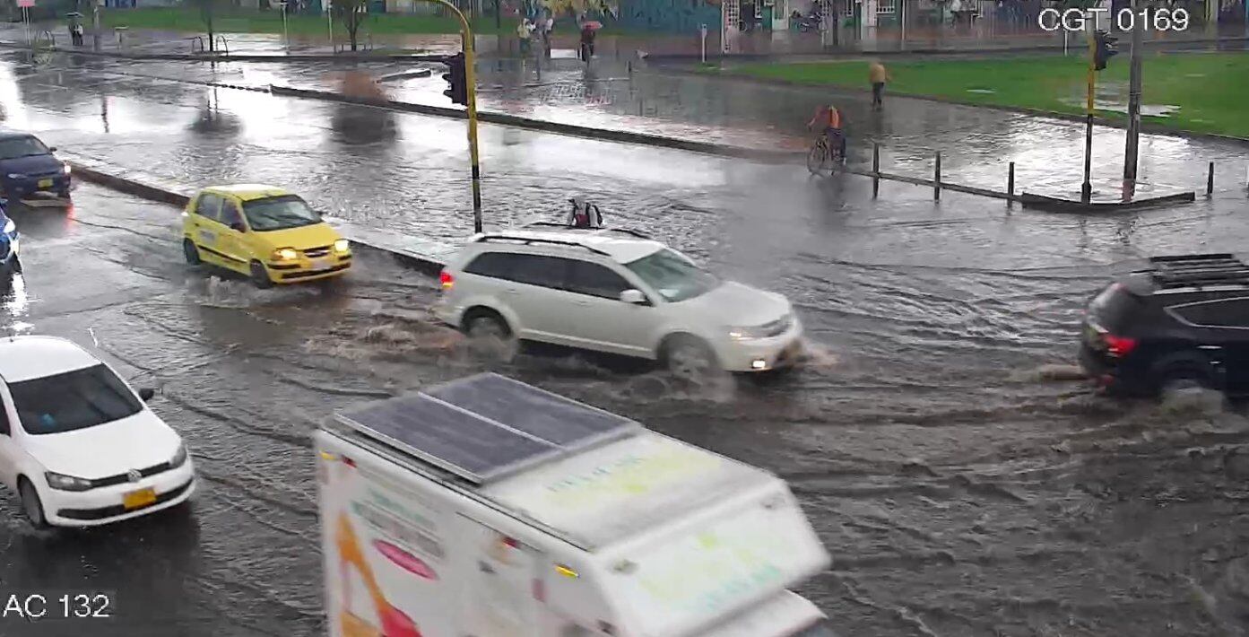 Las autoridades de Movilidad de Bogotá informaron que, debido a las lluvias, se presenta encharcamiento en la localidad de Suba, en la Av. Cali con calle 132.