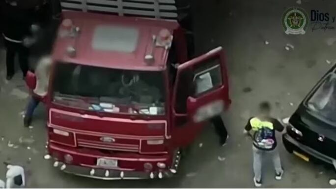 Policía intercepta camión con cargamento de marihuana gracias a un dron.