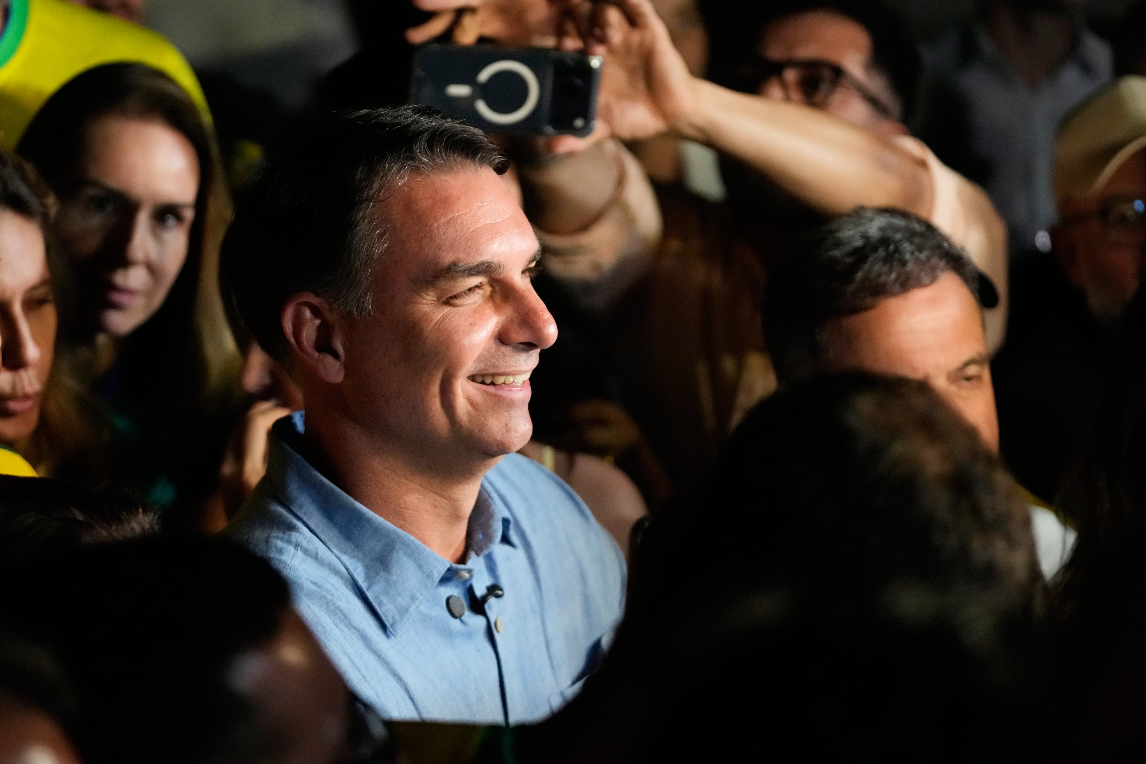 El candidato presidencial de la oposición, el senador Flavio Bolsonaro, habla después de avanzar a una segunda vuelta electoral.