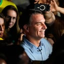 El candidato presidencial de la oposición, el senador Flavio Bolsonaro, habla después de avanzar a una segunda vuelta electoral.