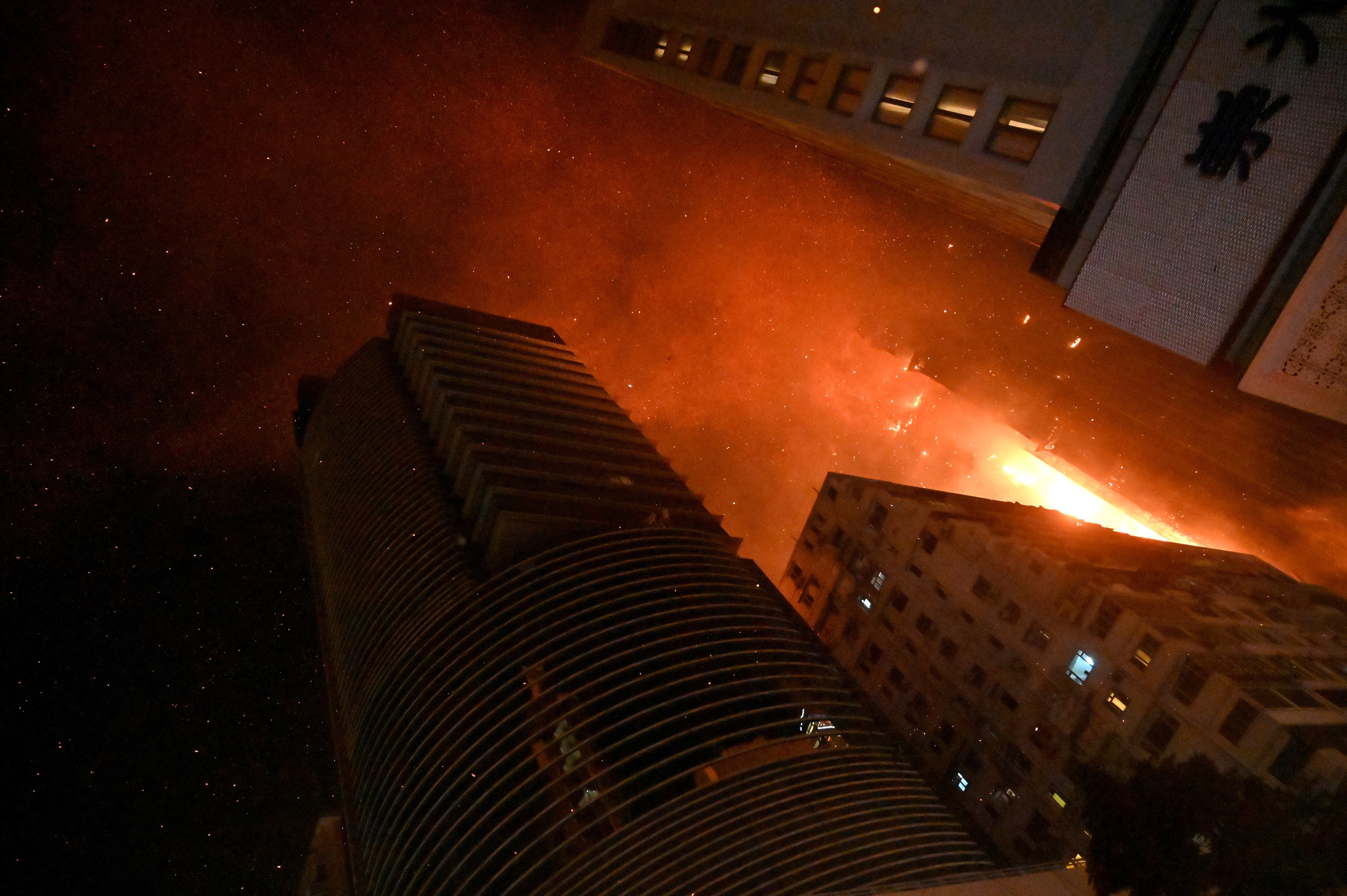 Incendio en rascacielos de Hong Kong.