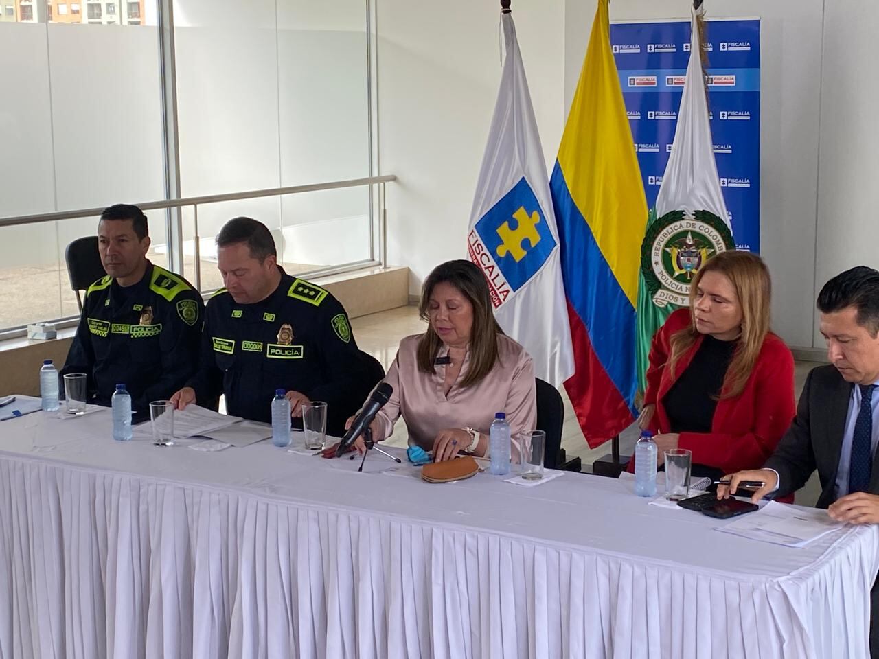 La fiscal General, Luz Adriana Camargo, y el director de la Policía, general Carlos Triana, dan información sobre los avances investigativos sobre el intento de asesinato de Miguel Uribe Turbay.
