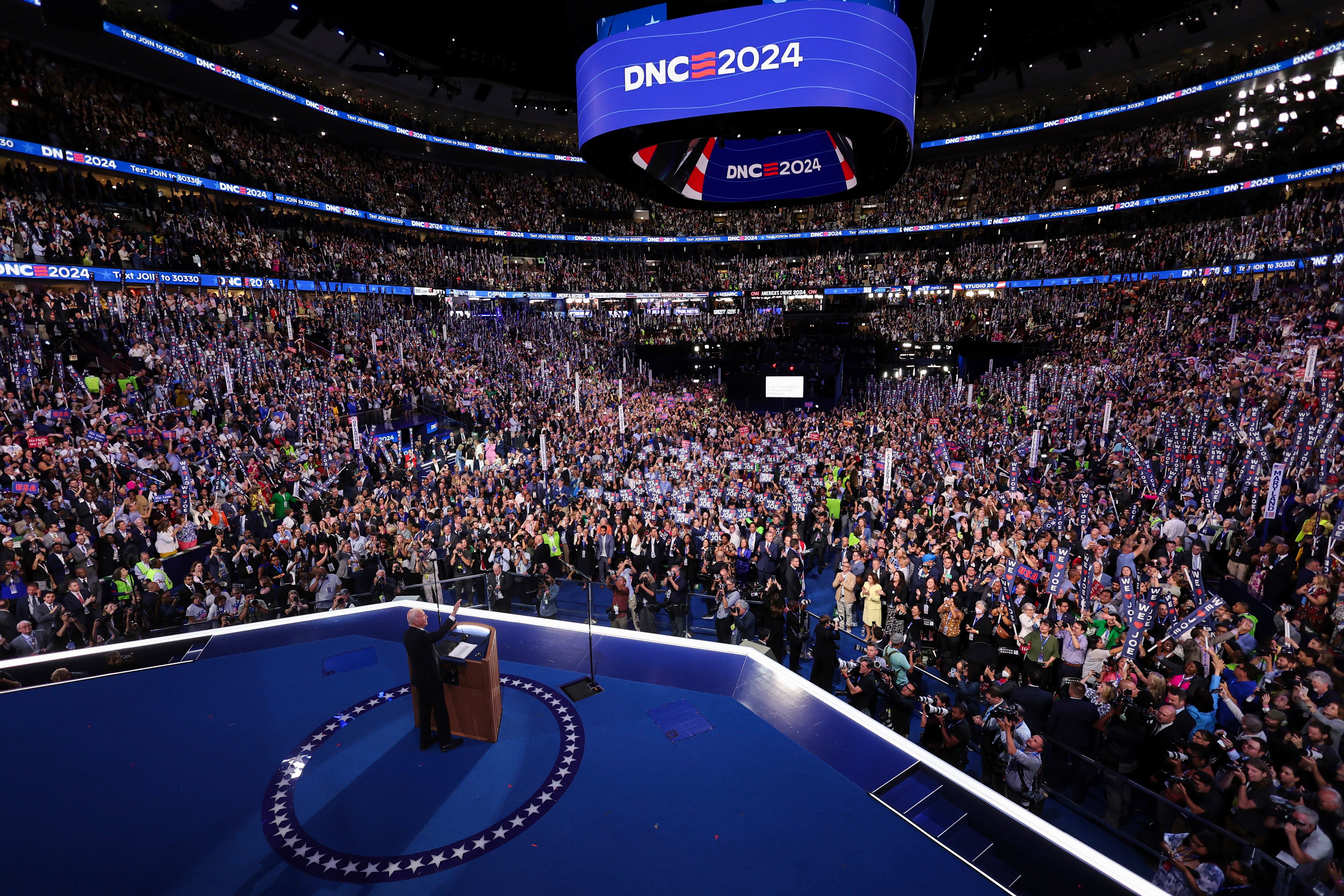 El presidente Joe Biden saluda a la multitud durante la Convención Nacional Demócrata, el lunes 19 de agosto de 2024, en Chicago. (Mike Segar/Foto compartida vía AP)
