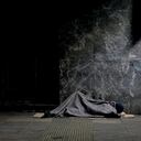 Una persona en condición de calle durmiendo en Buenos Aires, Argentina, el miércoles temprano 27 de septiembre de 2023. (AP Foto/Natacha Pisarenko)