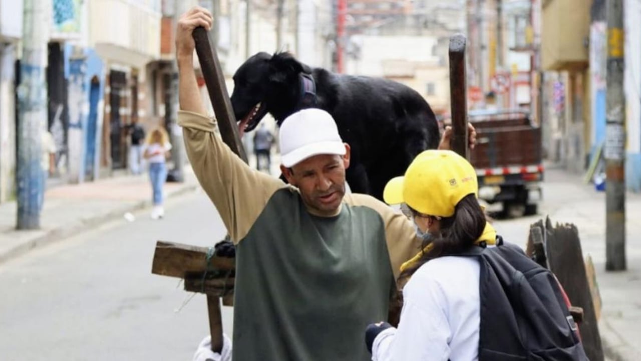 la Secretaría Distrital de Integración Social (SDIS) reforzará y ampliará la atención en los servicios para los carreteros, implementando un programa de transferencias monetarias dirigidas a esta población en situación de pobreza extrema que no se encuentra sisbenizada.