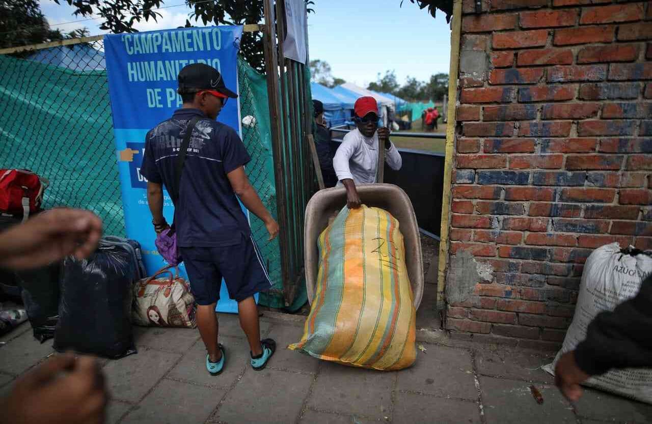 Al parecer muchos de los migrantes que tomaron el bus hacia la frontera con Venezuela planeaban dejar en su país las donaciones en ropa y comida que habían podido acumular durante su estadía en Bogotá y luego regresarse a la capital.