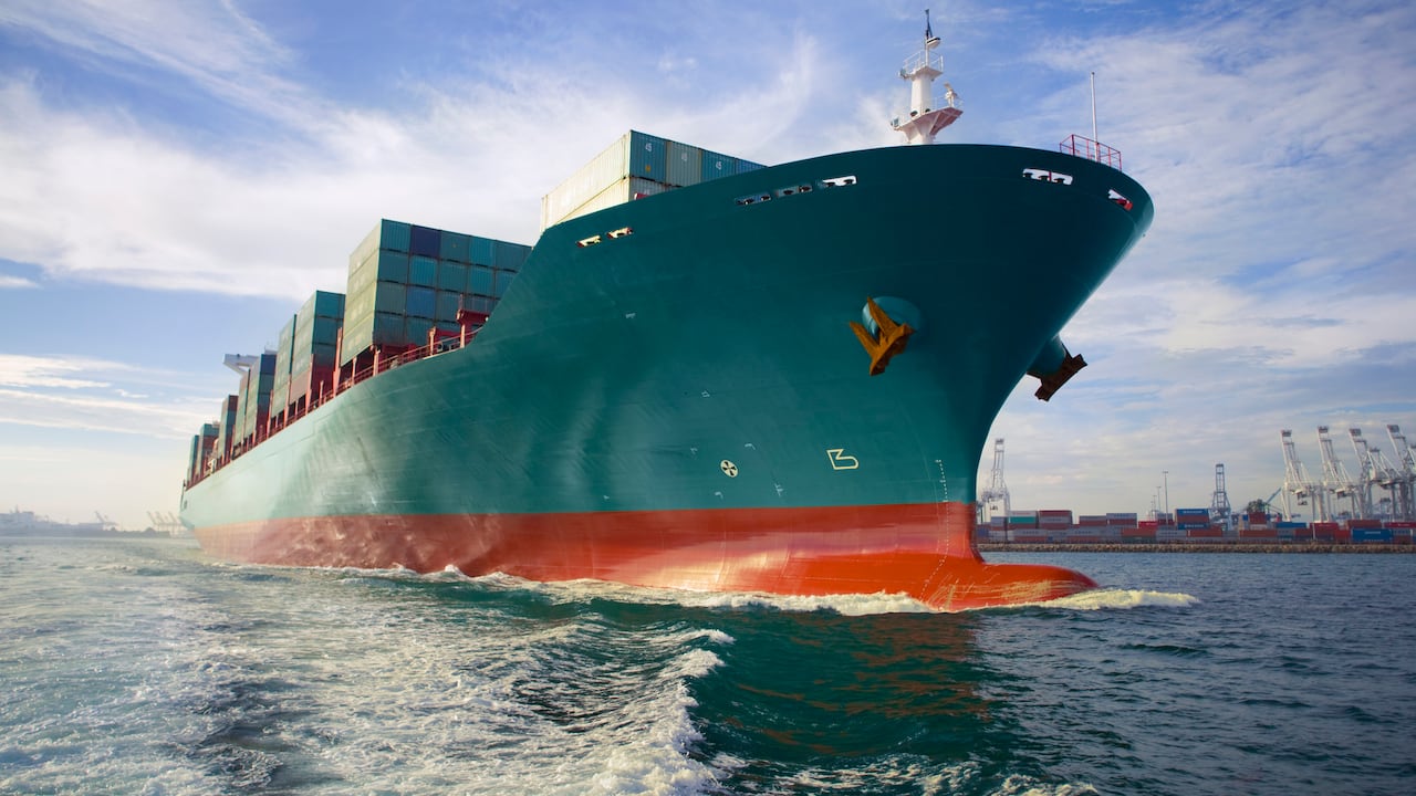 China redefine el transporte marítimo con el mayor barco portacontenedores del mundo.