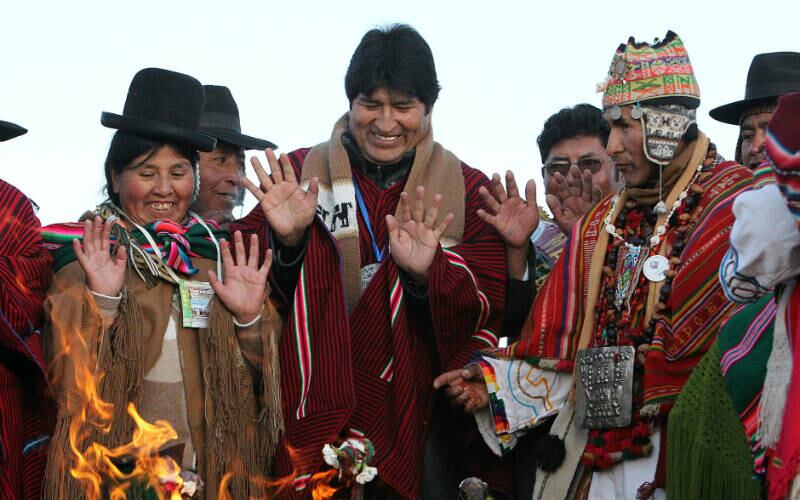 Evo Morales (Bolivia, 2006 – presente). Aunque la información oficial reportaba que se operaría del tabique nasal, los círculos políticos y Wikileaks revelaron que Morales tenía un grave tumor en los senos paranasales que le producía infecciones a repetición. Morales fue operado sin complicaciones en La Paz en el 2009.