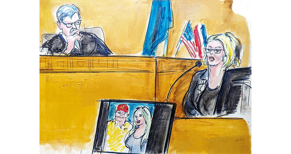 Stormy Daniels declarando en juicio contra Trump.